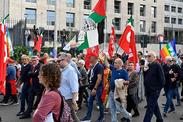 Maurizio Landini durante una manifestazione 