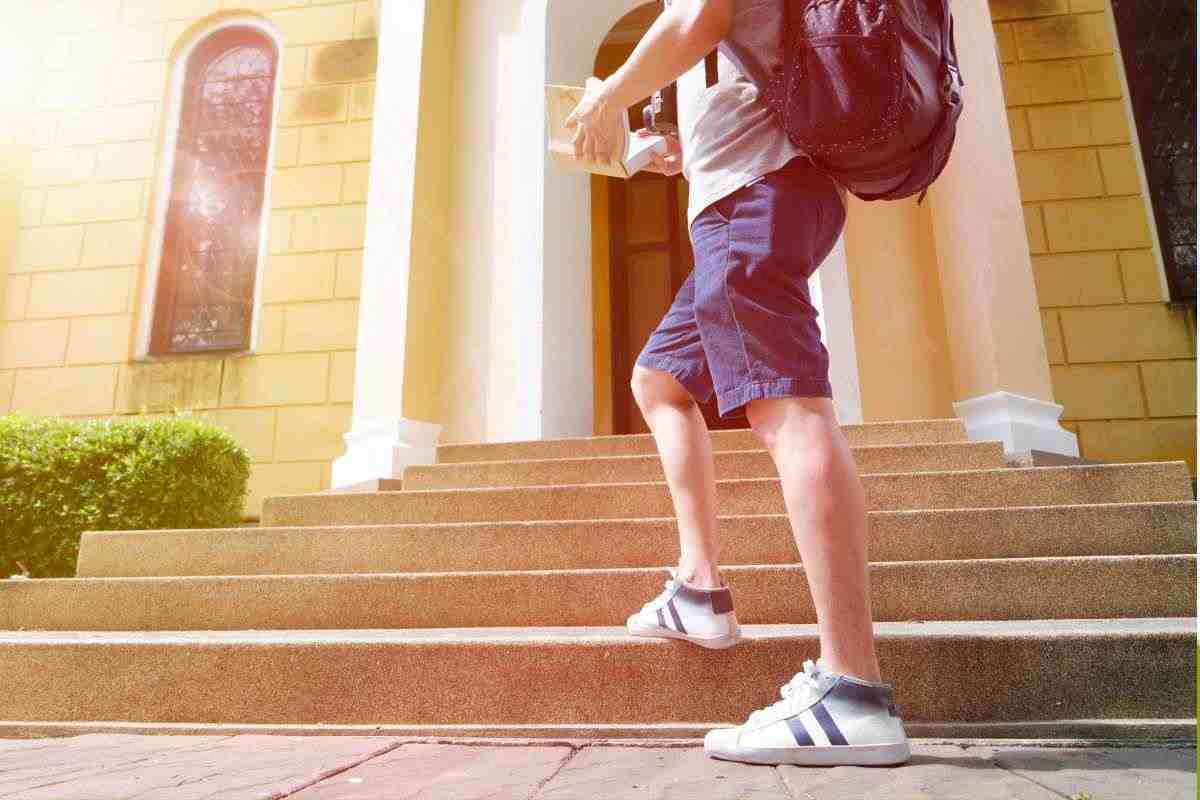 ragazzo che entra a scuola