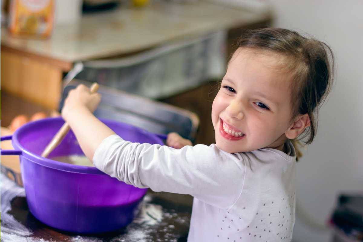 bambina che cucina