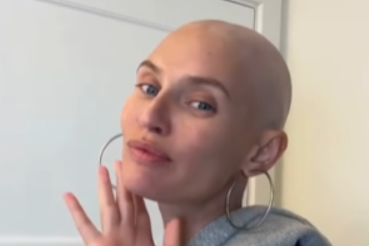 bianca balti con i capelli rasati