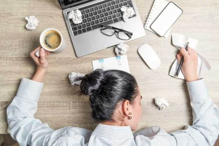 Un dipendente stressato al lavoro