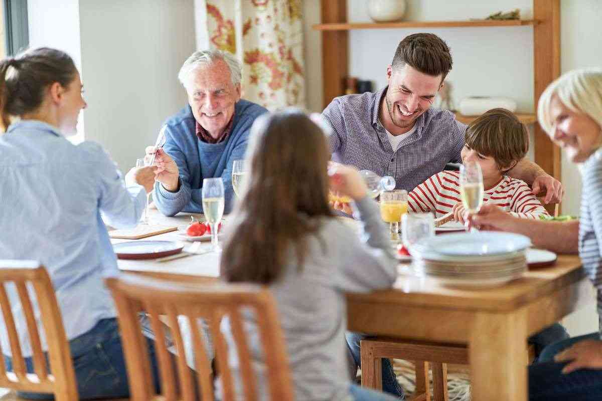 famiglia che pranza