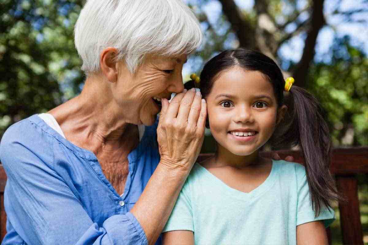 nonna che dice un segreto